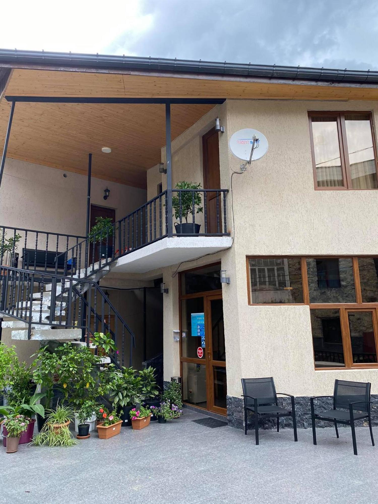Guest House Nikala Mestia Exteriör bild